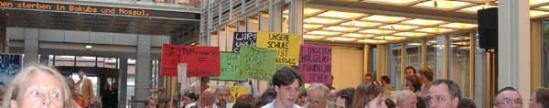 Elternprotest beim Forum des Abendblattes am 8. Juni 2004 Elternprotest beim Forum des Abendblattes am 8. Juni 2004