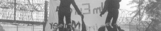 Protest vor der Abschiebehaft: Hunderte Kundgebungen fanden hier zwischen 1994 und 2003 statt, mehrere große Demonstrationen zogen durch Norderstedt (Foto: Infoarchiv) Protest vor der Abschiebehaft: Hunderte Kundgebungen fanden hier zwischen 1994 und 2003 statt, mehrere große Demonstrationen zogen durch Norderstedt (Foto: Infoarchiv)