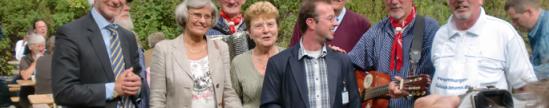 Carlo von Tiedemann mit weiteren Gästen beim TAS-Sommerfest 2010 (Foto: Infoarchiv) Carlo von Tiedemann mit weiteren Gästen beim TAS-Sommerfest 2010