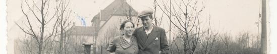 Lucie und Carl "Cuddl" Suhling 1933, Foto: Ursula Suling Lucie und Carl Suhling 1933 vor ihrem Gartentor