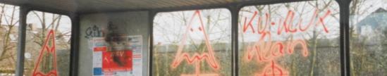 Schriftzug "KuKluxKlan" - Sprüherei der Rassisten in Harksheide 1992 (Foto: Antifa Norderstedt) Nazi-Sprüherei in einer Bushaltestelle am Steindamm