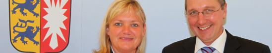 Katja Rathje-Hoffmann und CDU-Spitzenkandidat Jost de Jager Katja Rathje-Hoffmann und Jost de Jager neben dem Landeswappen
