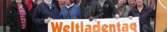 Die Weltladencrew (Foto: Weltladen) Eine-Welt-Aktive mit Transparent "Weltladentag"