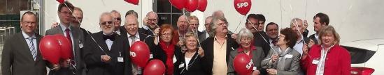 Gruppenbild mit Ballons. Die KandidatInnen der Segeberger SPD zur Kommunalwahl (Foto: SPD) SPD-KandidatInnen mit roten Luftballons