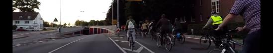"We are traffic": Im Alltag sind es nur ein paar Dutzend pro Tag, am 31.7. fuhren knapp 6.000 RadlerInnen durch den Ochsenzoll-Kreisel (Screenshot: youtube-Video zur CM am 31.7.).). youtube-Standbild, Radfahrer auf der südlichen Zufahrt zum Kreisel Ochsenzoll