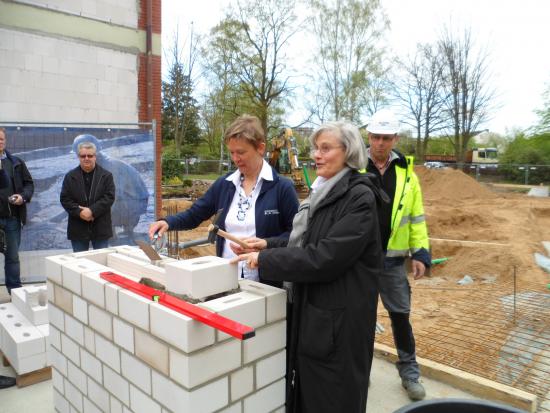 Schulleiterin Barbara Schirrmacher und Stadtpräsidentin legen den Grundstein (Foto: Ruppel) Barbara Schirrmacher und Katrin Oehme am Grundstein