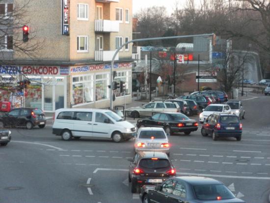 Ein "Verkehrsknoten" ... im wahrsten Sinne des Wortes. Die Kreuzung Ochsenzoller Straße/Ohechaussee an einem ganz normalen Nachmittag (Foto: Infoarchiv) Ein "Verkehrsknoten" ... im wahrsten Sinne des Wortes. (Foto: Infoarchiv)