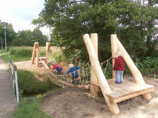 Die "Brücke am Fluss": Spielbrücke über die Tarpenbek in Höhe des Arriba-Bades (Foto: Infoarchiv) Neue Spielbrücke über die Tarpenbek, Höhe Arriba