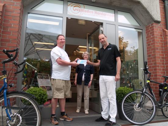 Michael Artmann, Sprecher des Norderstedter ADFC (re.) überreicht Jubiläumsmitglied Wolfgang Lange einen Gutschein über 40 Euro für den Weltladen (Foto: ADFC) Michael Artmann, Sprecher des Norderstedter ADFC (re.) und Wolfgang Lange