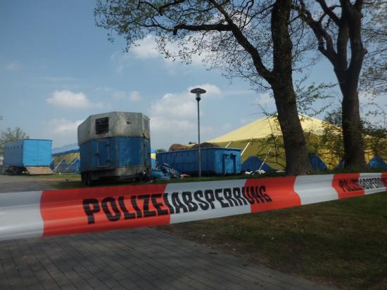 Sogar belebte Wege am Rande der Beschlagnahme wurden von der Polizei abgesperrt (Foto: Infoarchiv) Polizeiabsperrung während der Beschlagnahme beim Zirkus Las Vegas