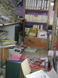 Sieht nach Arbeit aus ... . Das Infoarchiv beim Arbeitstreffen Ende Juli (Foto: Infoarchiv) Zeitschriftenstapel auf Tisch und Boden, das Infoarchiv beim Aussortieren