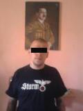 Bernd Tödter vor Hitler-Portrait (Foto: Antifa) Bernd Tödter vor Hitler-Portrait