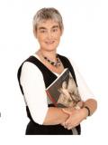 Silke Walch (Foto: Privat) Silke Walch mit Modezeitschrift in der Hand