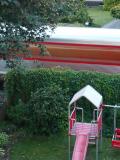 Kinder, nicht mit der Eisenbahn spielen..., Bereits jetzt fährt die AKN fast durch den Garten,Foto: BI Bahnstrasse Kinder, nicht mit der Eisenbahn spielen..., Foto: BI Bahnstrasse