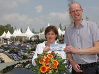 Barbara Borchert, die 100.000ste Besucherin der Landesgartenschau Norderstedt 2011, mit Geschäftsführer Kai Jörg Evers. (Foto: Landesgartenschau Norderstedt 2011) Barbara Borchert, die 100.000ste Besucherin der Schau und Kai Jörg Evers.