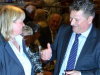 Eine Gratulation, die sichtbar weh tat: Rathje-Hoffmann und Dirk Bruster am 12. September Eine Gratulation, die weh tat: Rathje-Hoffmann und Dirk Bruster