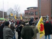 Die Norderstedter Mahnwache im März 2011: Fast 200 Menschen kamen damals auf dem Rathausmarkt zusammen (Foto: Infoarchiv) Menge vor dem Rathaus, Foto einer Mahnwache im März 2011