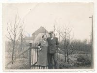 Lucie und Carl Suhling im Frühjahr 1933 vor ihrem Haus (Foto: Ursula Suhling) Lucie und Carl Suhling im Frühjahr 1933 vor ihrem Haus