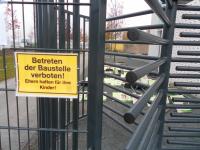 Zäune, so weit das Auge reicht: Gut für Merkel, schlecht für die Bürger? Ein Drehkreuz am Rande des Norderstedter Stadtparks