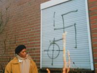 Nomsa Gertz-Mketo im Februar 1992 vor ihrem mit NS-Symbolen beschmierten Haus. Die gebürtige Südafrikanerin erlag 1999 einem Krebsleiden (Foto: Fam. Gertz) Nomsa Gertz-Mketo 1992 vor ihrem mit NS-Symbolen beschmierten Haus