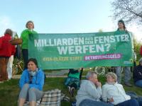 Katrin Schmieder (links oben) mit Transparent (Foto: Grüne) Katrin Schmieder und MitstreiterInnen mit Transparent