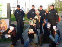 Occupy-AktivistInnen und Polizeibeamte vor dem Stadtpark-Zaun (Foto: Occupy) Occupy-AktivistInnen und Polizeibeamte vor dem Stadtpark-Zaun