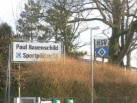 Eingang zu den Paul-Hauenschild-Plätzen, dahinter das HSV-Internat (Foto: Infoarchiv) Schild des HSV Ochsenzoll Norderstedt e.V.