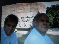 Christian Worch (li.) und Thomas Wulff vor Hamburgs Nazi-Denkmal (abfotografierte Video-Sequenz) Christian Worch und Thomas Wulff in ihrem Mobilisierungsvideo