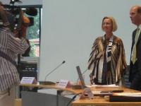 Großes Interesse an Elisabeth von Bressensdorf - hier mit Carsten Schäfer (Foto: Ulzburger Nachrichten) Elisabeth von Bressensdorf und Carsten Schäfer vor einer NDR-Kamera