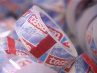 Das Objekt des Erfolgs: Die tesa-Rolle (Foto: tesa) Großaufnahme einer Rolle tesa-Film