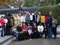 Internationale Frauengruppe des Flüchtlingsrats vor der Albert-Schweitzer-Kirche in Norderstedt (Foto: FRSH) Eine internationale Frauengruppe des Flüchtlingsrats in Norderstedt