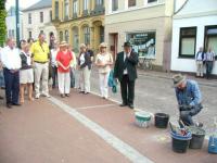 Gunter Demnig beim Verlegen eines Stolpersteins in Bad Segeberg, Februar 2011 (Foto: jüd. Gemeinde) Gunter Demnig beim Verlegen eines Gedenksteins in Bad Segeberg, Februar 2011