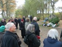 Gedenkveranstaltung im November 2011: TeilnehmerInnen vor dem Gedenkstein (Foto: Infoarchiv) TeilnehmerInnen der Gedenkveranstaltung im November 2011, Gedenkstätte Wittmoor