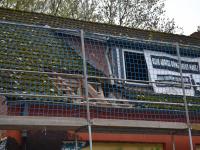Eingezäuntes HaK, Dach mit Transparent