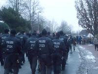 Überzogener Polizeieinsatz - Mit Beamten waren sogar 500 auf der Straße (Foto: Infoarchiv) Polizeikräfte in Kampfmontur, hinter dem Demonstrationszug