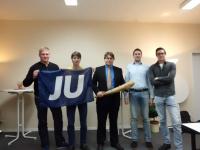 Der neue alte JU-Vorstand samt schlagendem Argument (v.l.): Lars Schröder, Stefan Lienau, Richard Döbler, Jan Grundmann und Patrick Dehn. Nicht im Bild: Florian Neumann und Patrik Prochaska (Foto: JU) Gruppenbild des neuen JU-Vorstandes, mit Keule und JU-Banner