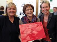 Landtagsabgeordnete Katja Rathje-Hoffmann und Preisträgerinnen Gabriele Lengfeldt (Pflegeschule), Siri Kudelka (Altenheim Scheel), Foto: CDU Katja Rathje-Hoffmann und Preisträgerinnen Gabriele Lengefeldt, Siri Kudelka
