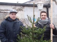 Christoph Möhrung (re.) und Jendrik Bauer bei einem "karitativen Weihnachtsbaumverkauf" im Dezember (Foto: Infoarchiv) Christoph Möhring (rechts) und Jendrik Bauer mit Weihnachtsbaum