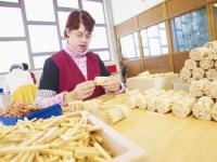K-Lumet-Produktion Eine Mitarbeiterin der Werkstätten bei der K-Lumet-Produktion