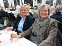 Landespolitikerin Katja Rathje-Hoffmann und Spitzenkandidatin Kathrin Oehme am Rande der Mitgliverversammlung (Foto: Oswald/CDU) Katja Rathje-Hoffmann und Kathrin Oehme zusammen am Tisch