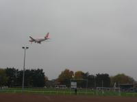 Anflug auf Fuhlsbüttel: Eine Maschine im Tiefflug über dem Sportplatz des SC Alstertal-Langenhorn (Foto: Infoarchiv) Anflug auf Fuhlsbüttel, eine Maschine im Tiefflug über dem SCALA-Sportplatz