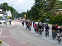 TeilnehmerInnen auf der Ulzburger Straße (Foto: Infoarchiv) Die Fahrradsternfahrt auf der Ulzburger Straße