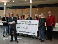 Übergabe der Unterschriften in der Behörde © dmhuebsch Übergabe der 9.000 Unterschriften