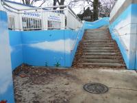 Der "Radweg" in Nord-Süd-Richtung. Radler haben hier die Wahl zwischen Treppe und Fahrstuhl - Letzterer zu klein für Räder mit Kinderanhänger (Foto: Infoarchiv) Treppe und Beton, Blick in den Fußgängertunnel.