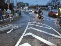 Werden eifrig genutzt: Die Radwege an und auf dem "Lindenteller" zu Lübeck (Foto: Warda) Radstreifen auf dem "Lindenteller" in Lübeck, Radfahrer