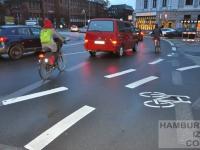 In Norderstedt undenkbar: Radverkehr auf dem Lübecker "Lindenteller", 55.000 Fahrzeuge täglich (Foto: Warda) Radfahrer auf dem "Lindenteller"