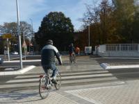 Lex Norderstedt: Ein Zebrastreifen als Querung für Radfahrer (Foto: Infoarchiv) Radfahrer auf dem Zebrastreifen am Knoten Ochsenzoll