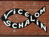 Fassade mit Fisch-Symbol und Schriftzug "Vicelin-Schalom"