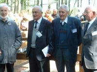 Roger Remond u.a. mit Gerhard Hoch in der KZ-Gedenkstätte in Springhirsch