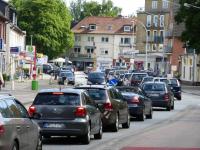 Fahrzeugschlange vor der Kreuzung Ulzburger Str./Ohechaussee